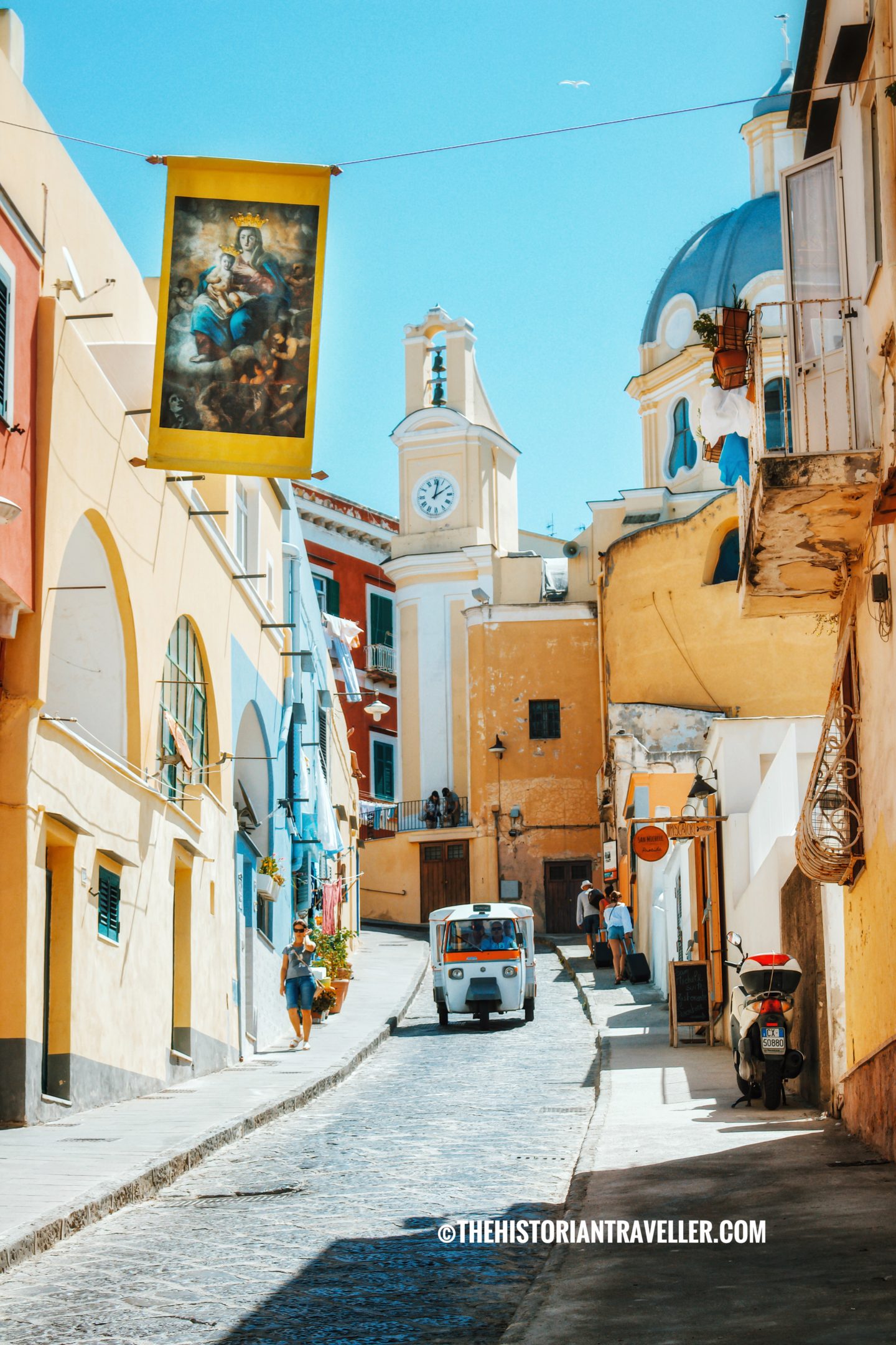 Organise a day trip to Procida