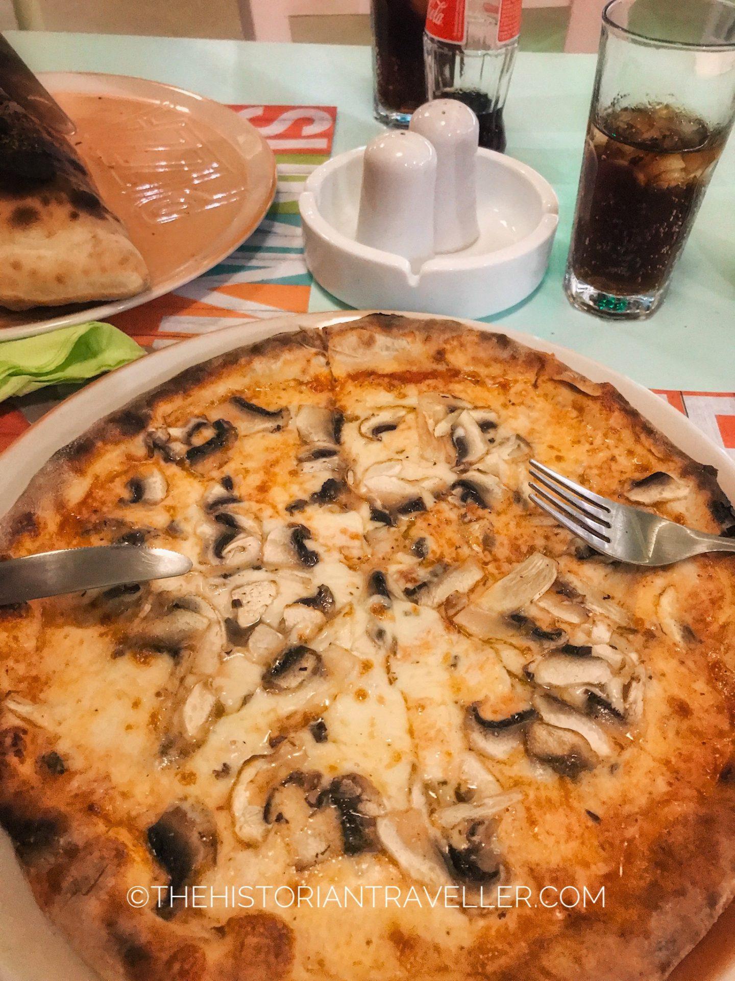 Pizza from Sirocco, Perissa