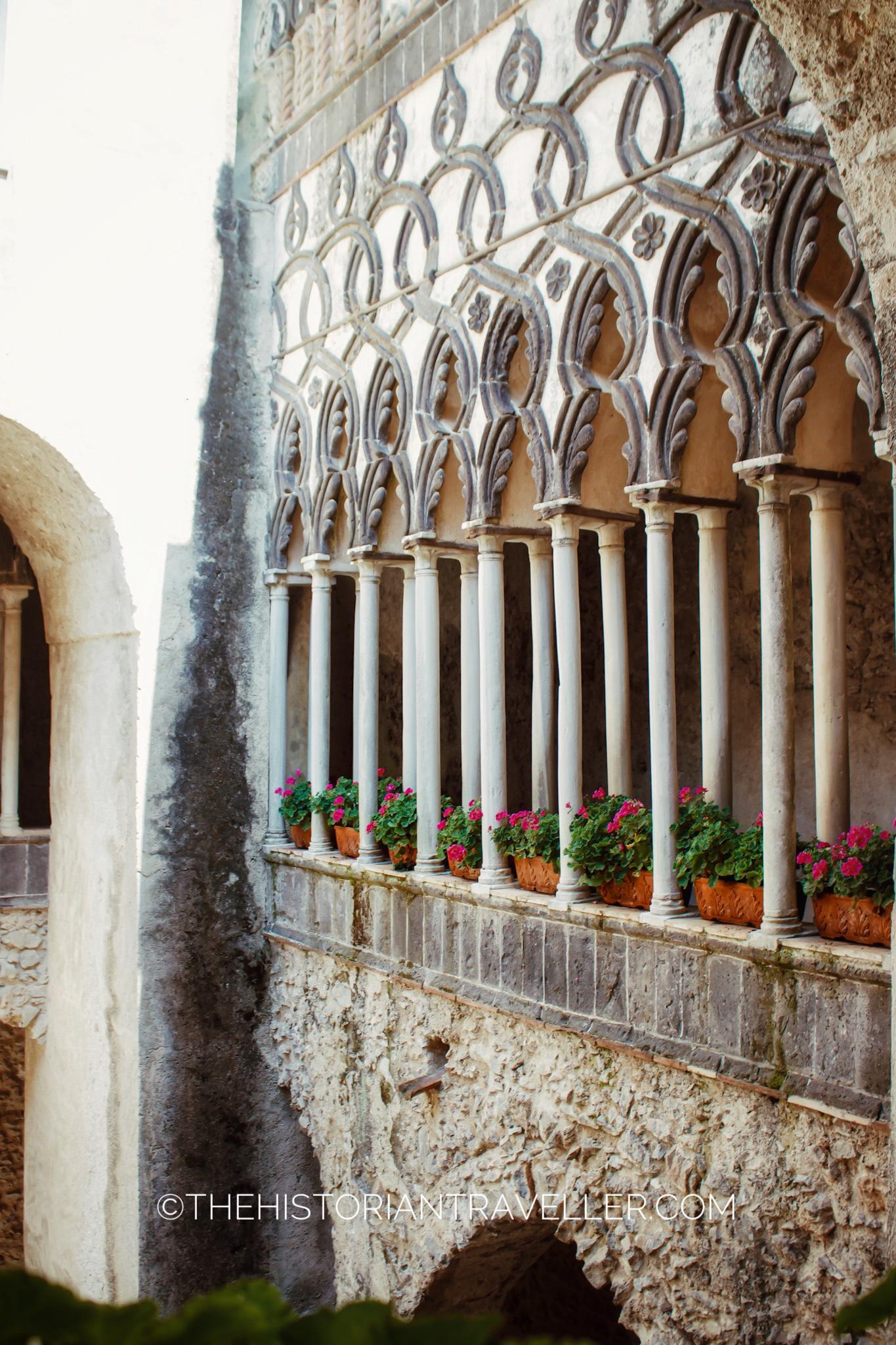Best things to do in Ravello - detail of the moorish gallery in Villa rufolo